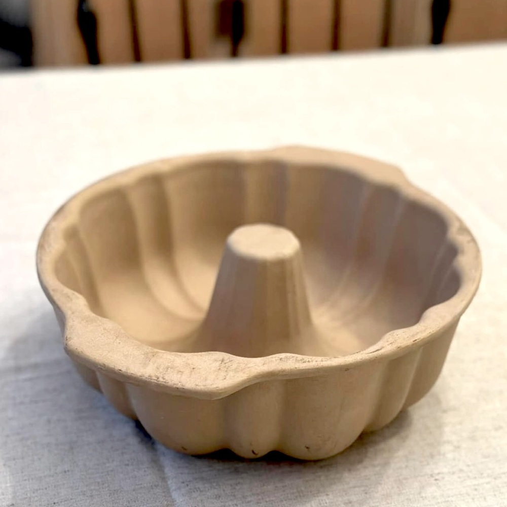 The Pampered Chef Family Heritage Collection Stoneware 10" Fluted Bundt Pan